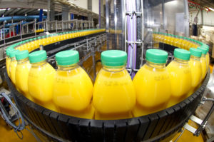 Conditionnement des bouteilles de jus d'orange.